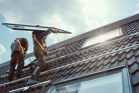 Duurzame energie opwekken | Panelen op dak plaatsen