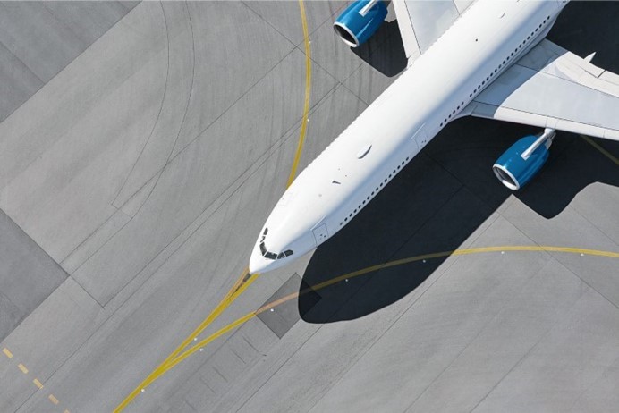 Luchtfoto van een vliegtuig dat over de landingsbaan rijdt