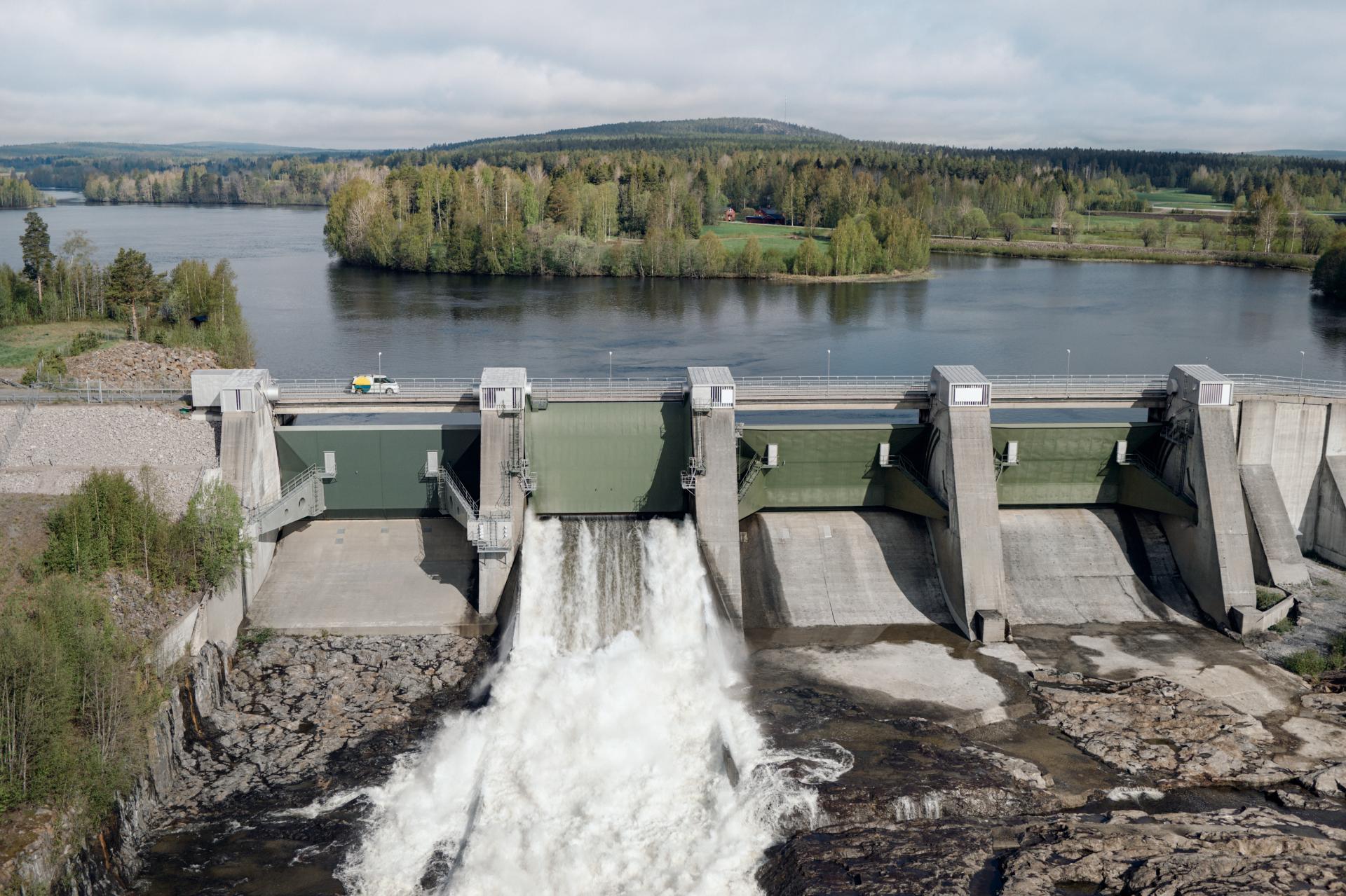 Vattenfall wagen bij een waterkrachtcentrale