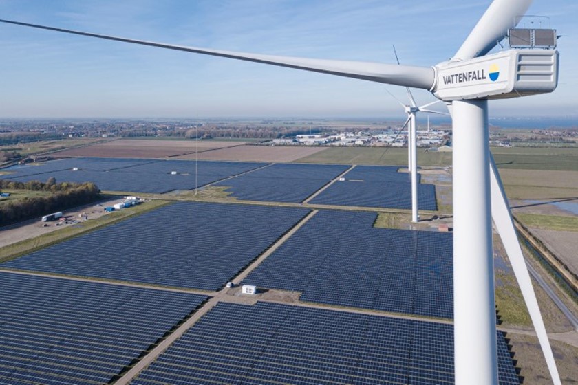 Windturbine in het energiepark Haringvliet met op de achtergrond een veld vol zonnepanelen