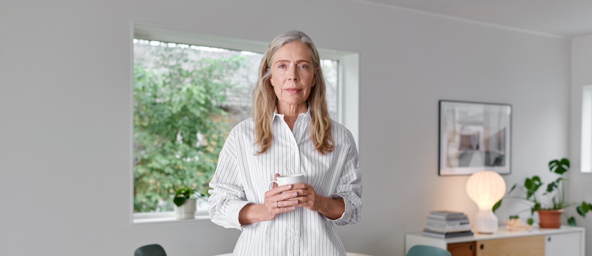 Vrouw met kopje in woonkamer | Modelcontract Energie