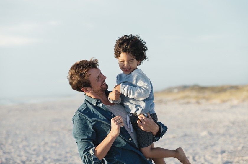 Vader en zoon blij op het strand | Vattenfall duurzame energie aanvragen
