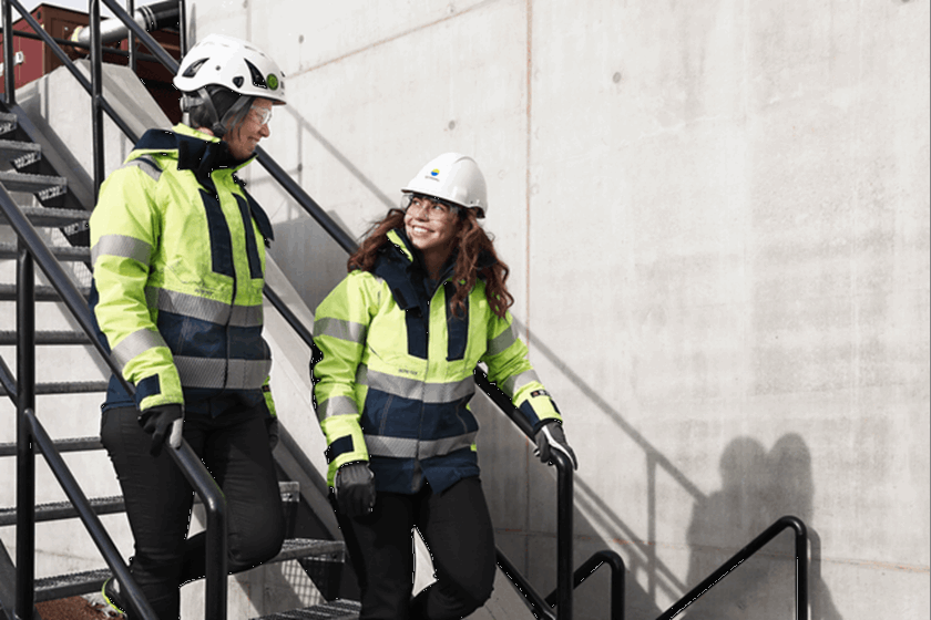 Twee Vattenfall medewerkers in beschermende kleding