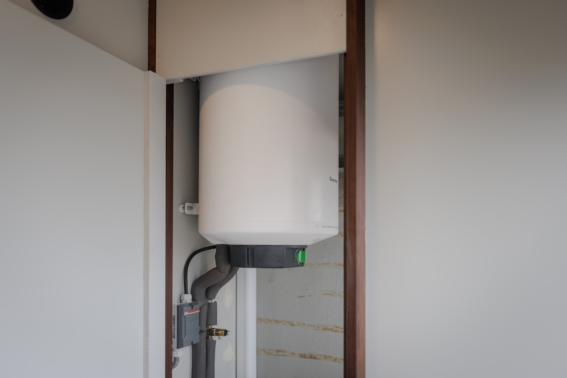 Zonnestroomboiler in de tiny house.