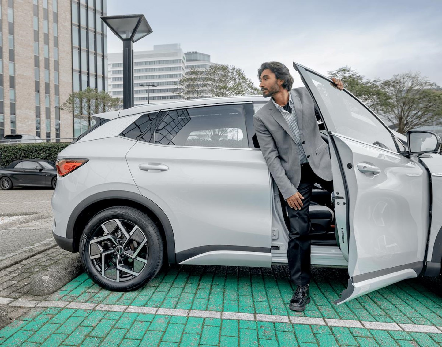 Meerdere zakelijke laadpalen op een parkeerterrein 