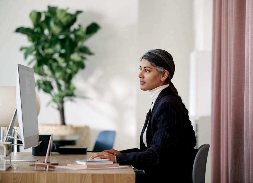 Vrouw kijkt naar een computerscherm