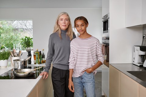 Vrouw en meisje staan in keuken