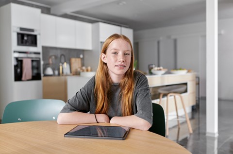 Meisje zit in de keuken