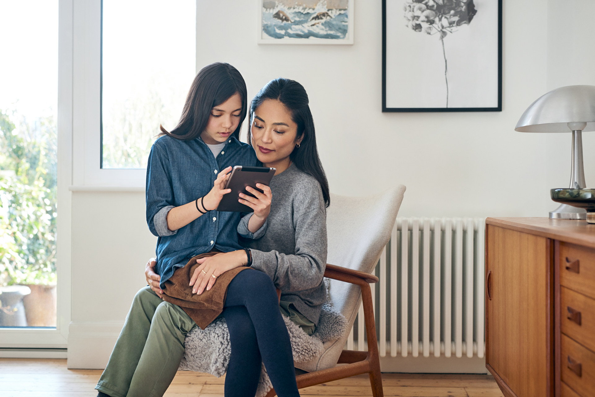 Kado+ kaart cadeau bij je energie | Moeder en dochter op de bank met een tablet