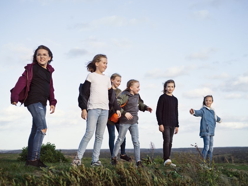 Kinderen spelen buiten in de wind