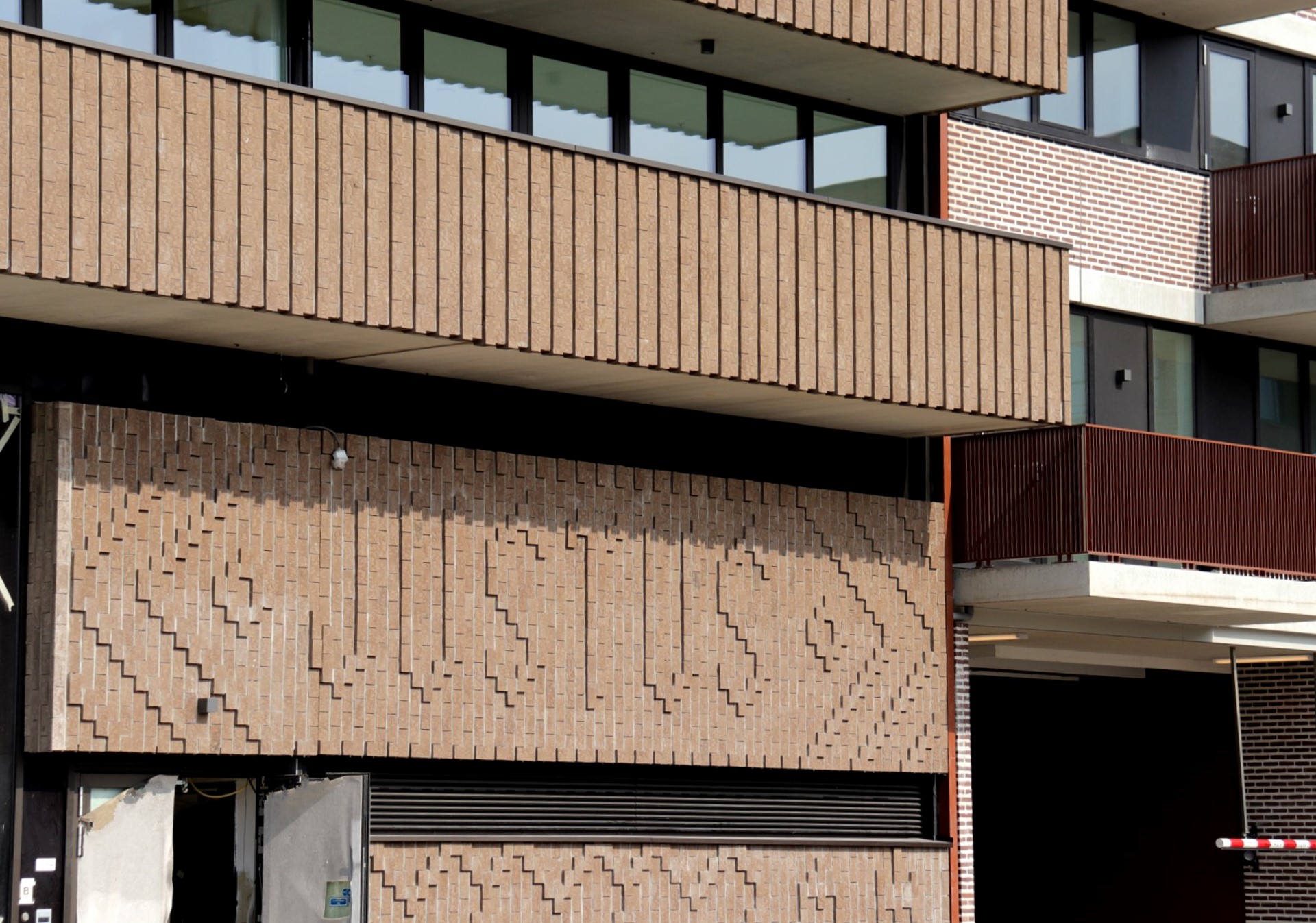 Naam Justus ingebouwd in de bakstenen van de woontoren