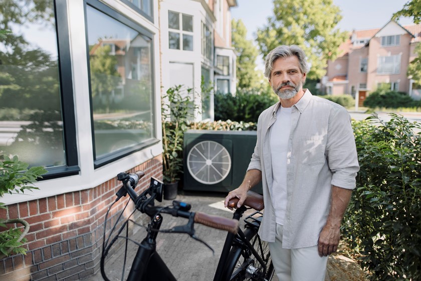 Man en vrouw bekijken hun bespaarplan