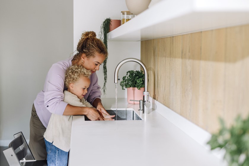 Vrouw op dak met panelen