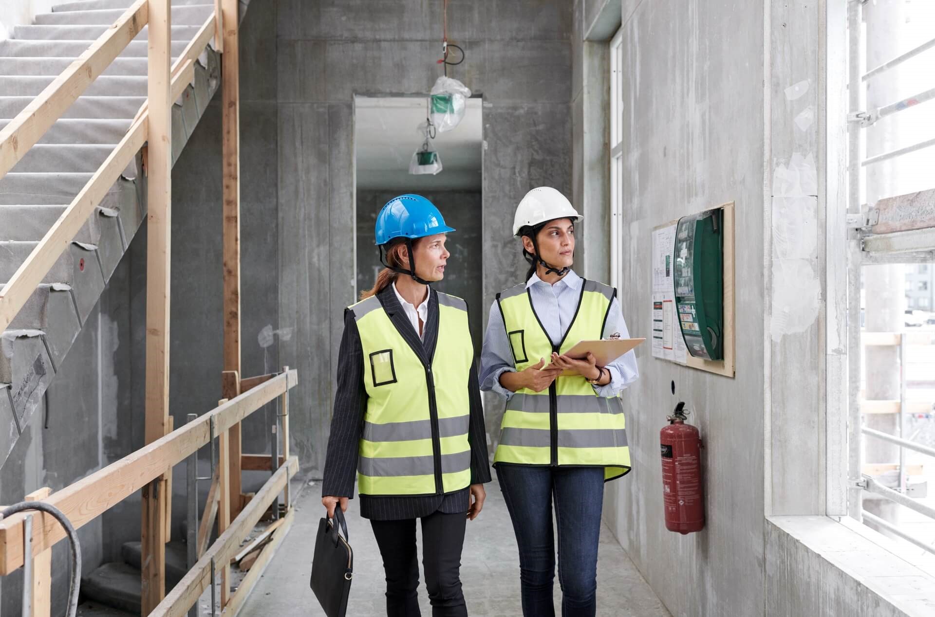 Twee vrouwen inspecteren nieuwbouwproject