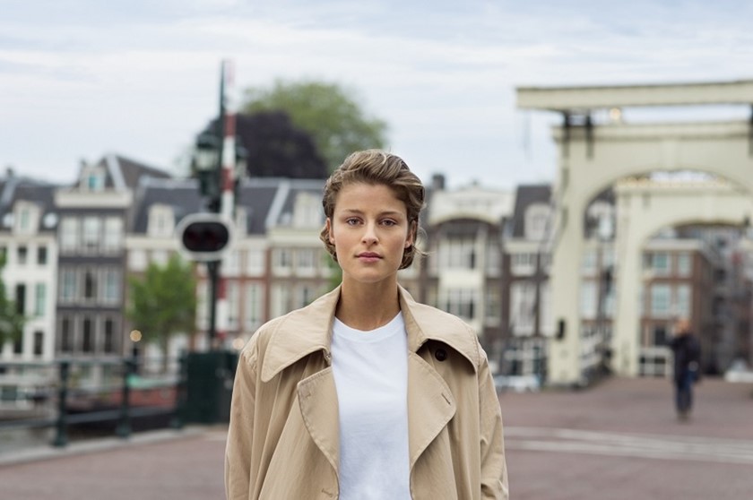 Vrouw met elektrische auto