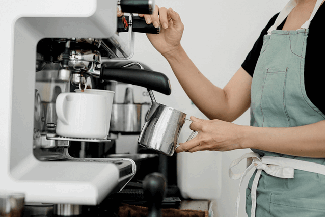 Een barista maakt een espresso