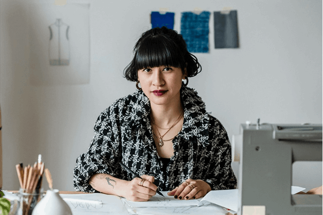 Mkb onderneemster in fashion aan het werk aan haar bureau