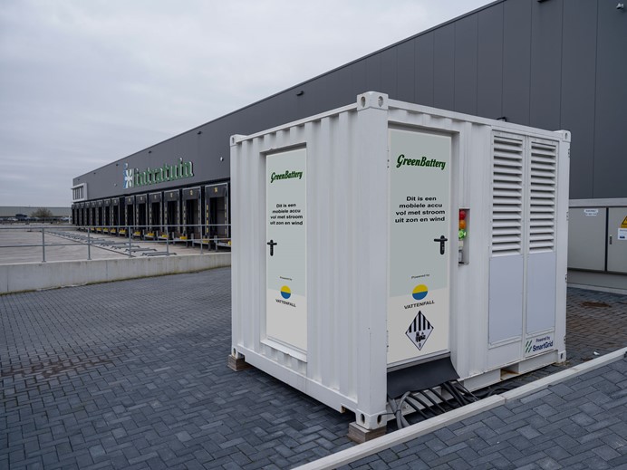 Batterij met zonnepanelen en windmolens