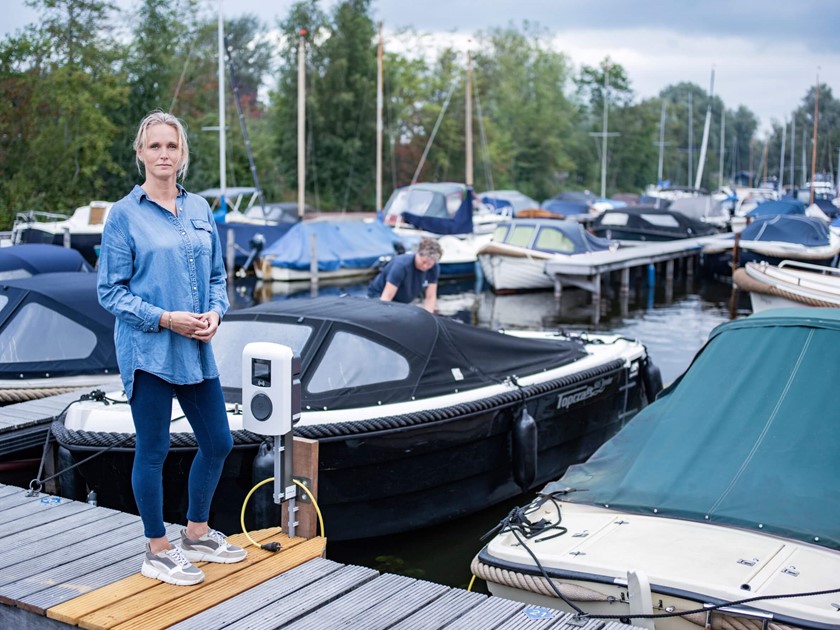 Rianne van Dusseldorp naast de laadpaal in de haven