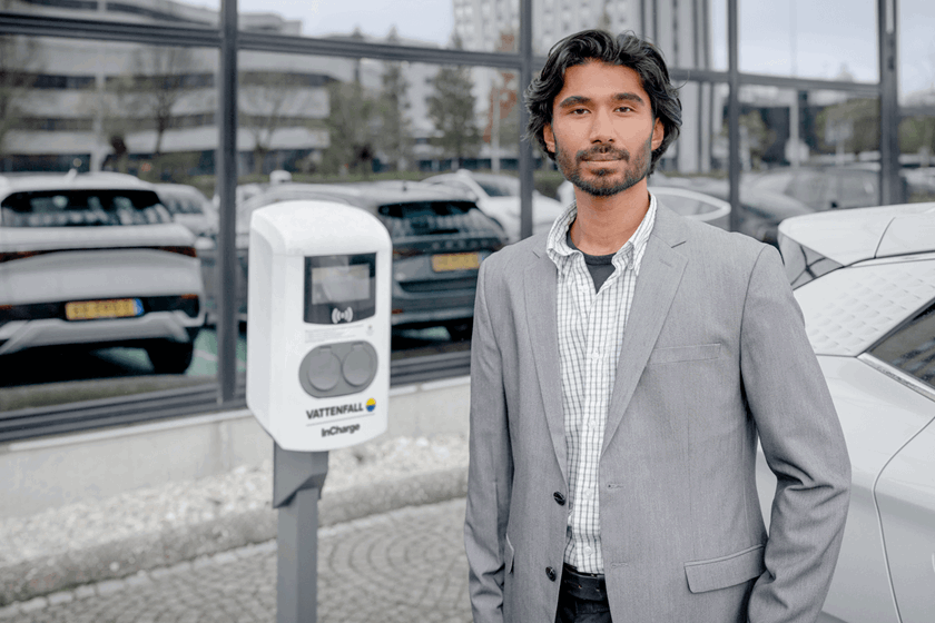 Man naast oplaadpaal voor het laden van een elektrische auto 