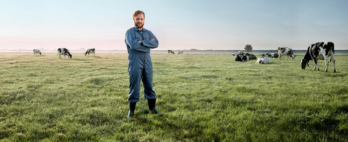 Man met handen over elkaar in een weiland