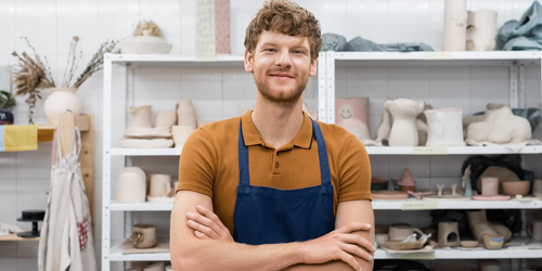 Ondernemer in zijn winkel