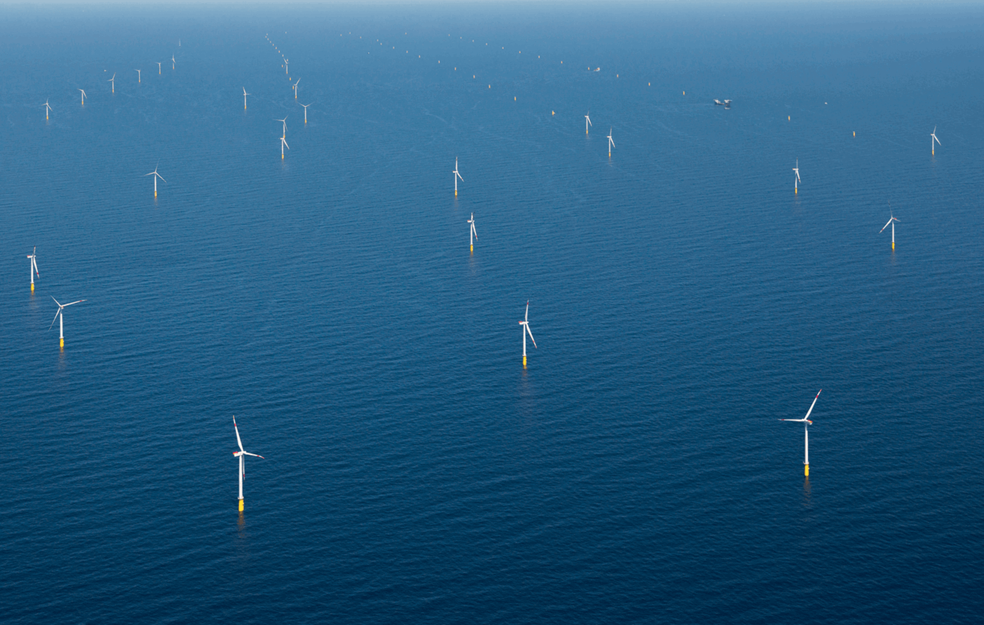 Combinatie van zonnepanelen, windmolens en een batterij