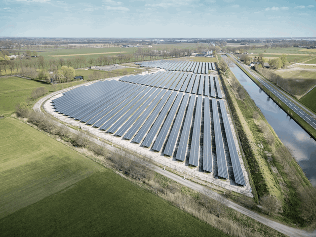 Veld met zonnepanelen