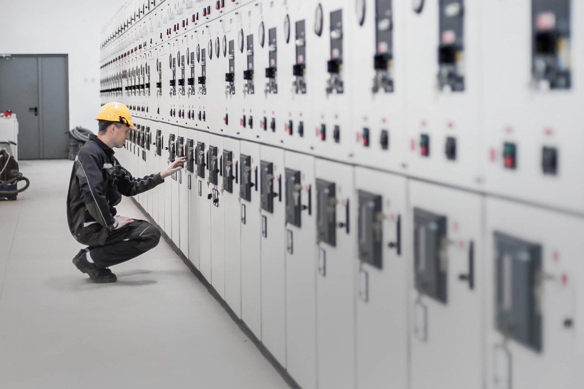 Man met helm in een elektrische installatie ruimte