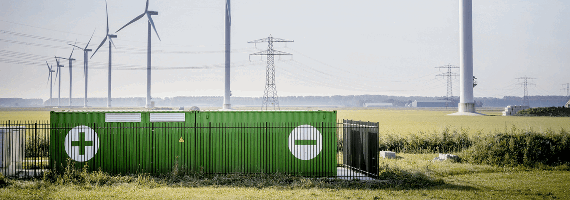 Combinatie van zonnepanelen, windmolens en batterijen bij energiepark Haringvliet Zuid