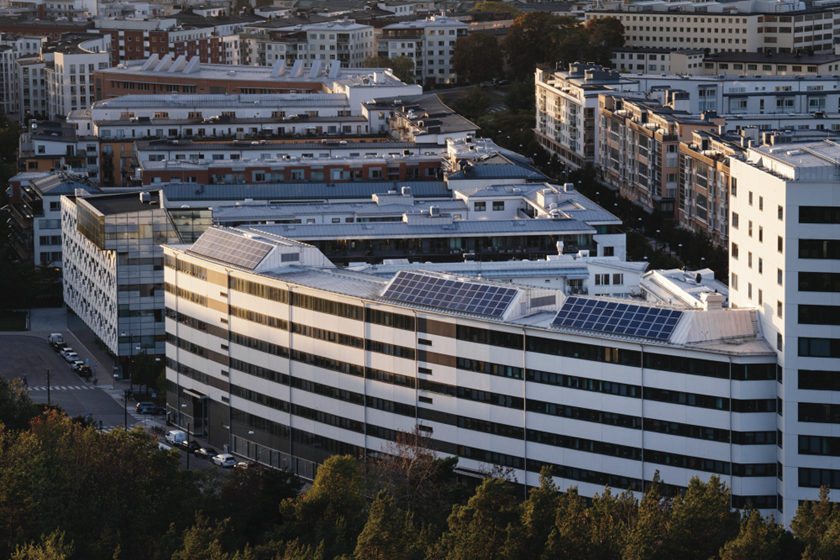 Bedrijfspanden met op de daken rijen met zonnepanelen