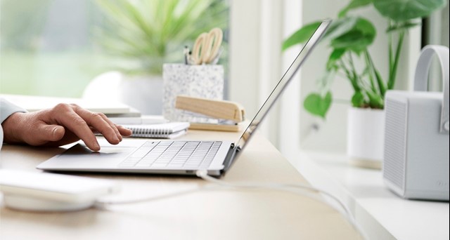 Handen van een vrouw voor een laptop