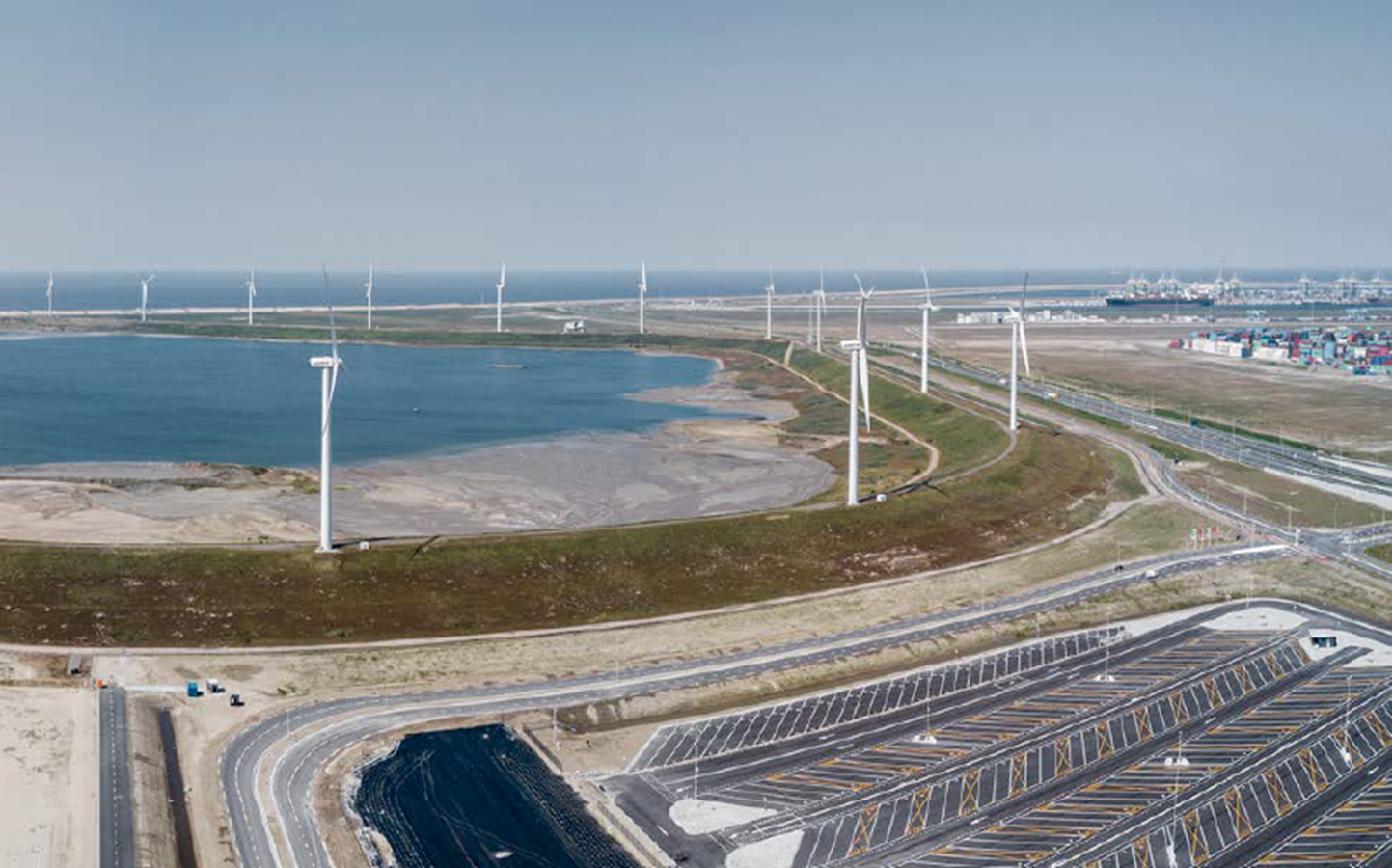 Windmolens op een dijk op de Maasvlakte