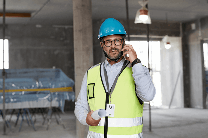 Man met helm op een bouwlocatie