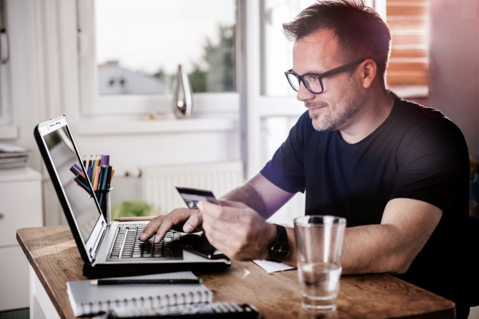 Foto van een man die voor het beeldscherm van een laptop zit