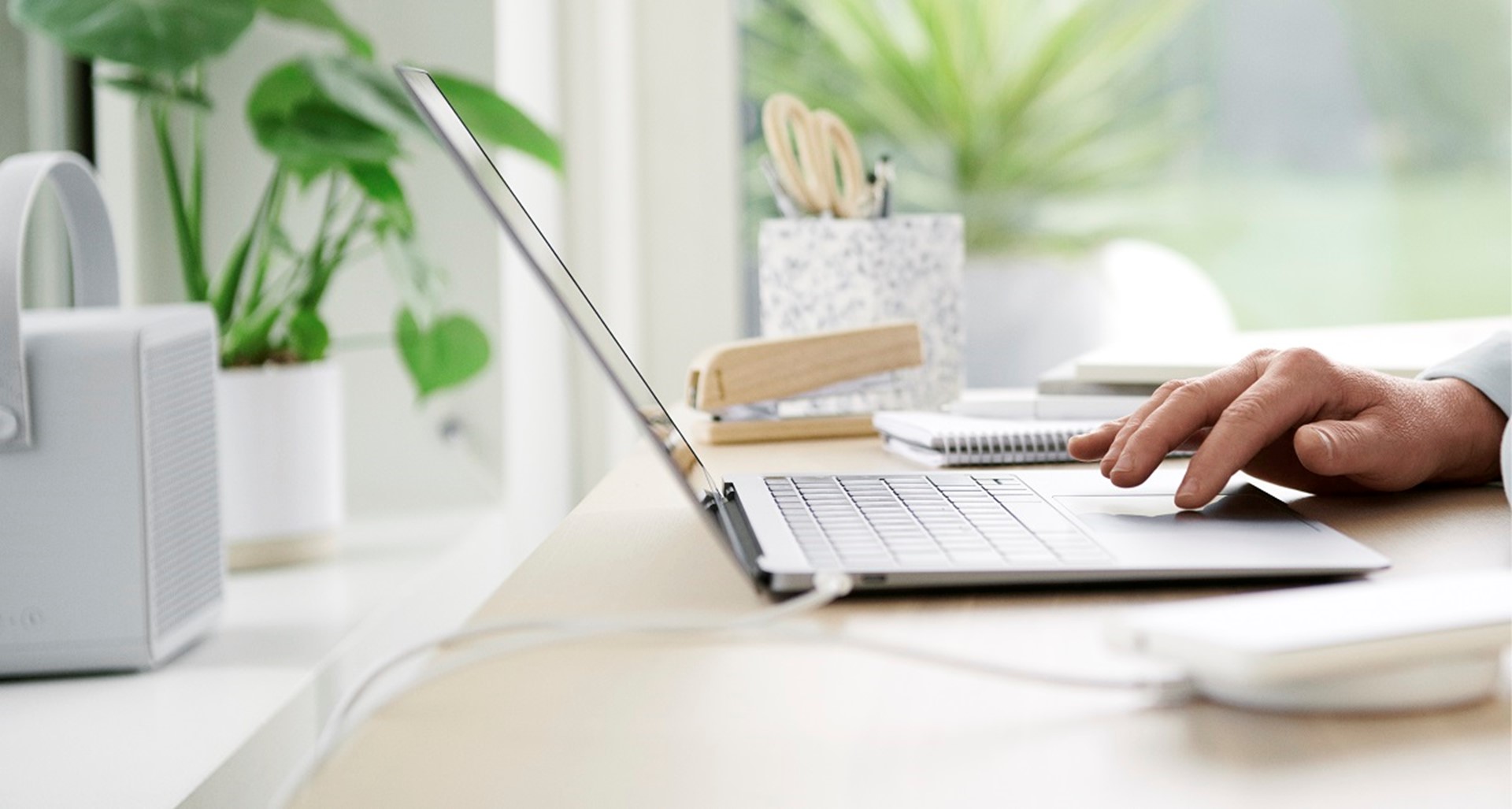 Een vrouw achter een laptop die een aanvraag doet voor energiediensten