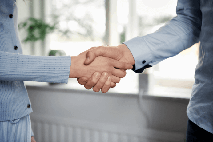 Handshake van man en vrouw - Korting bij onze energiepartners