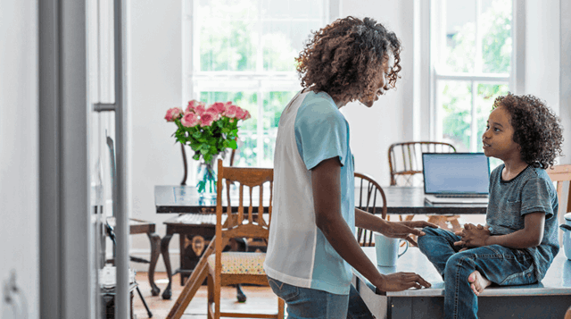 We helpen je verduurzamen | Man en vrouw kijken op hun laptop in de keuken