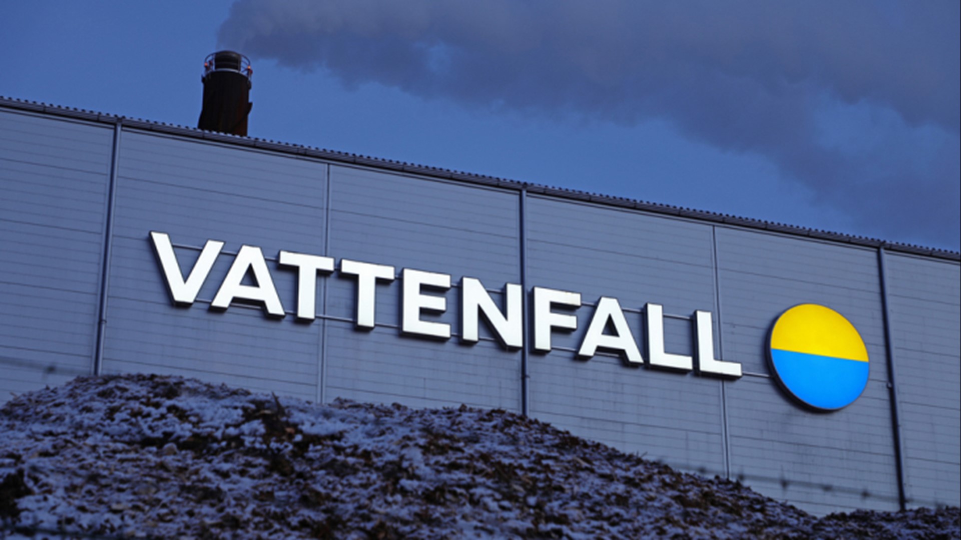 Foto van een gebouw van Vattenfall waarbij het Vattenfall-logo verlicht is