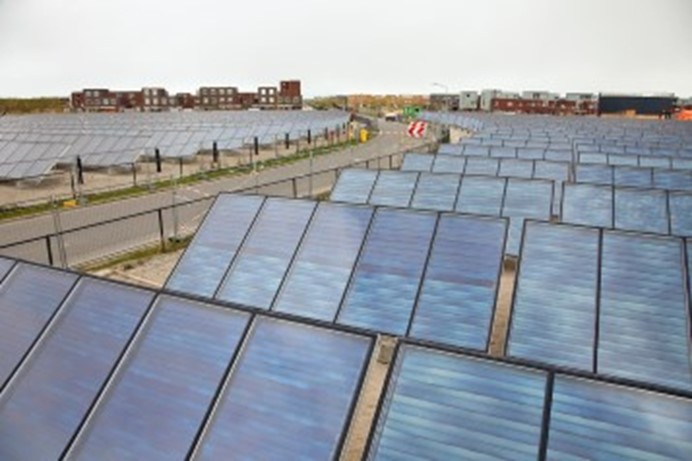 Een veld vol zonnepanelen op Zoneiland Almere