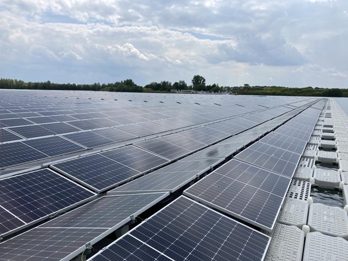 Foto van zonnepanelen op water, voorbeeld hoe het gaat worden in het zonnepark Eisenhowerplas