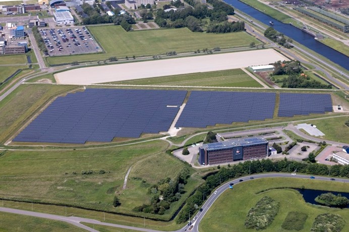 Mensen met gele hesjes bij zonnepanelen op zonneweide Kooypunt