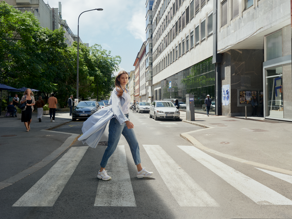 Foto uit de Break free campagne van een vrouw die oversteekt bij een zebrapad