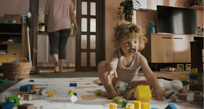 Klein kind dat met blokken speelt op de grond