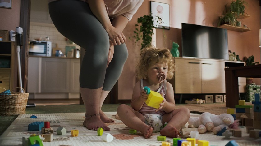 Klein kind dat met blokken speelt op de grond