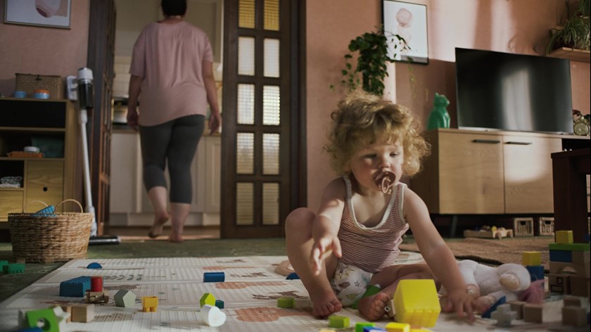 Klein kind dat met blokken speelt op de grond