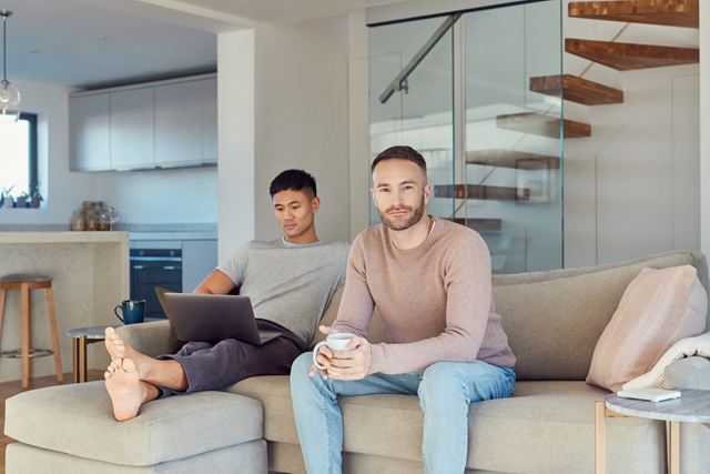 Twee mannen op bank in huiskamer