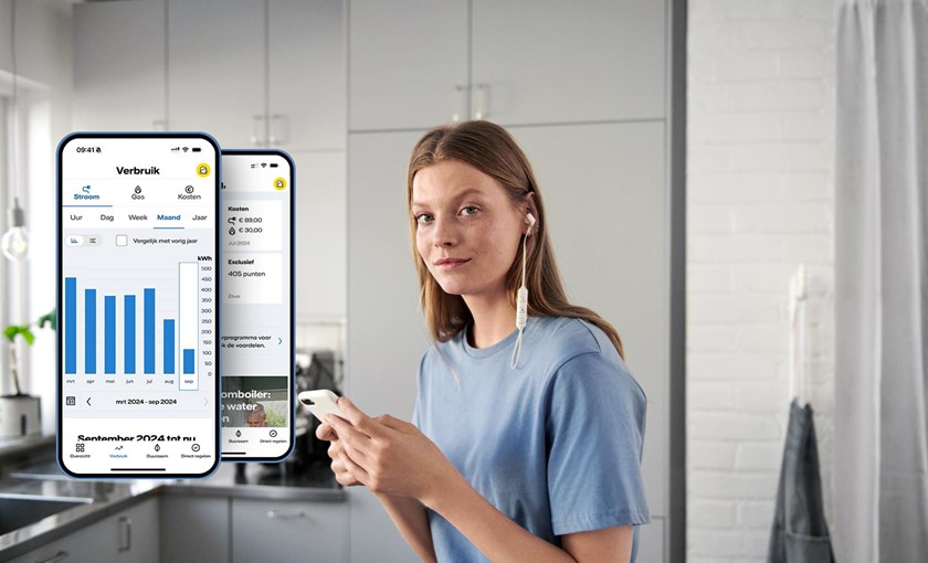 Vrouw ziet in de Energie-app hoe ze slim kan besparen op energie