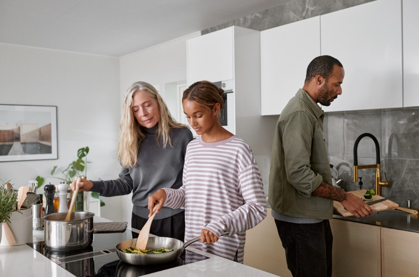 Man, vrouw en dochter in de keuken