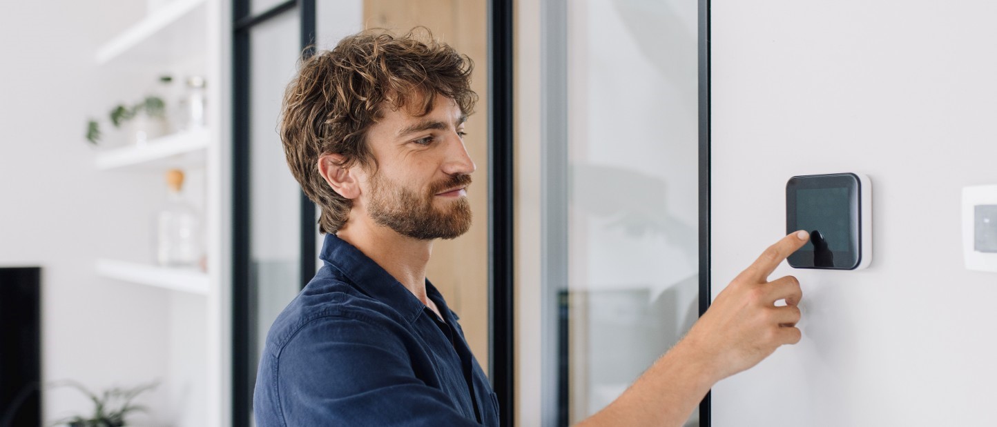 Man past de temperatuur van zijn verwarming aan